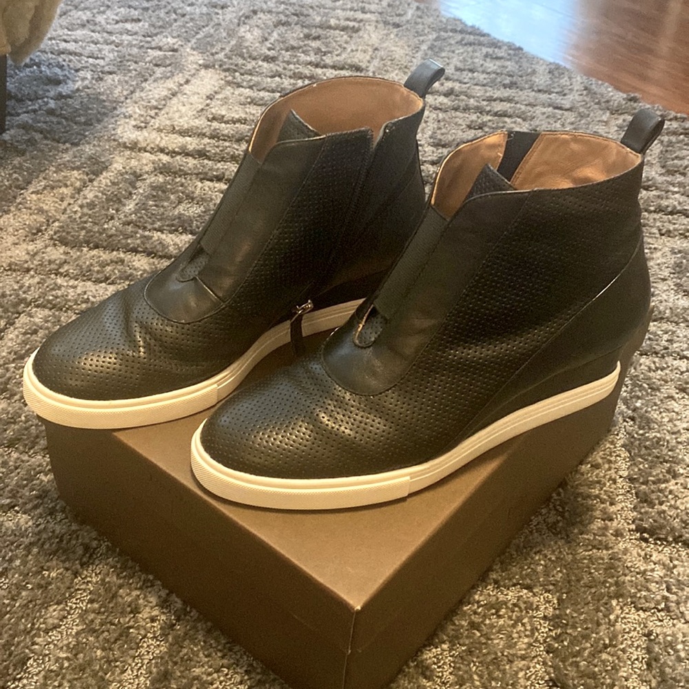 Paola Black Leather Wedge Seakers